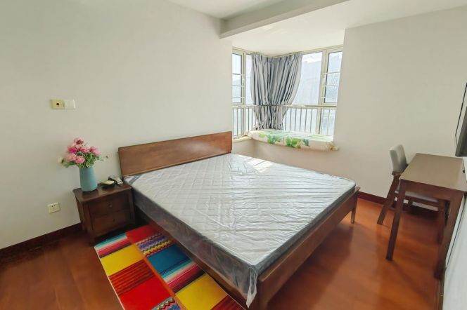 Bright 2 br with balcony in XuHui ,4 mins walking to L 1/4 Shanghai indoor stadium St.