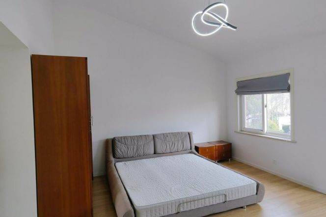 3-floors 4 br House in PuDong ,KangQiao .easy to British School.L 18  KangQiao St.