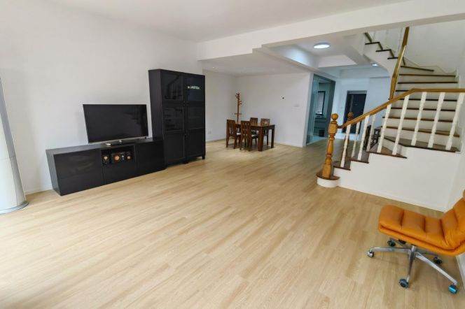 3-floors 4 br House in PuDong ,KangQiao .easy to British School.L 18  KangQiao St.