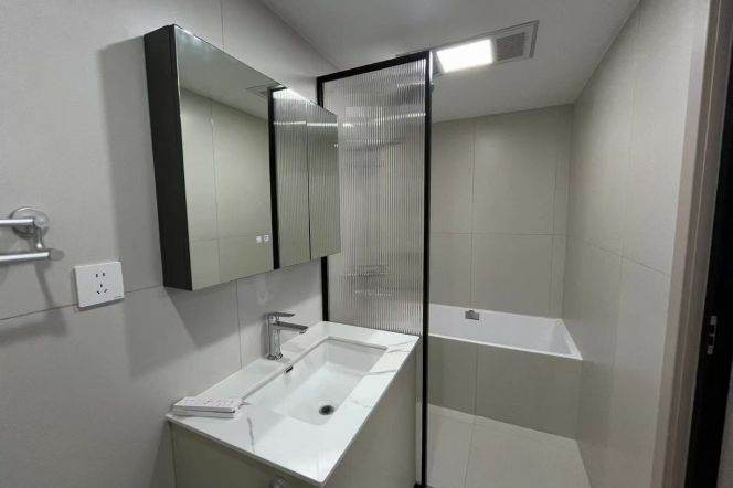 Modern 3brs with floor heating and balcony in Gubei Phase II 