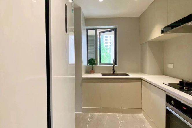 Modern 3brs with floor heating and balcony in Jing an area