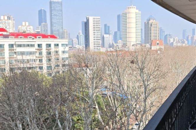 Spacious 3+1br near Hengshan rd metro with open balcony