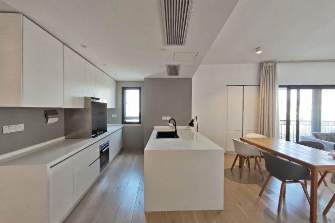 Spacious 3+1br near Hengshan rd metro with open balcony