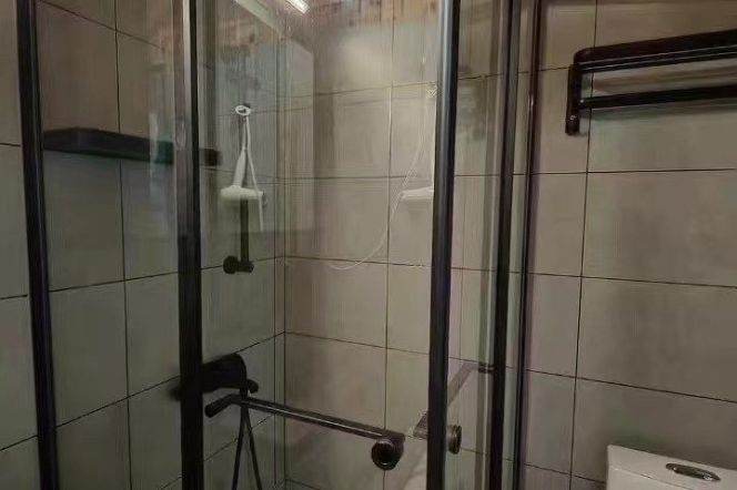 Xintiandi: Chongqing/ Hefei road; bright 2+1br，¥9,300/M，5 mints to line 10/13- Xintiandi station