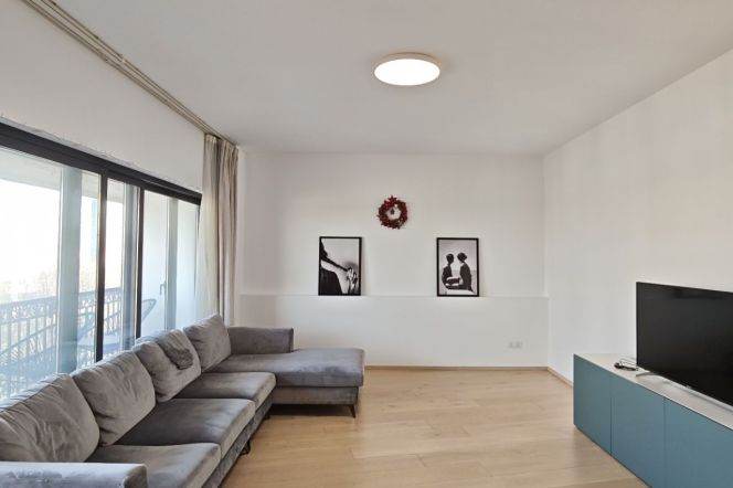 Spacious 3+1br near Hengshan rd metro with open balcony