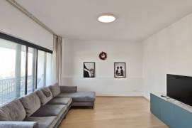 Spacious 3+1br near Hengshan rd metro with open balcony