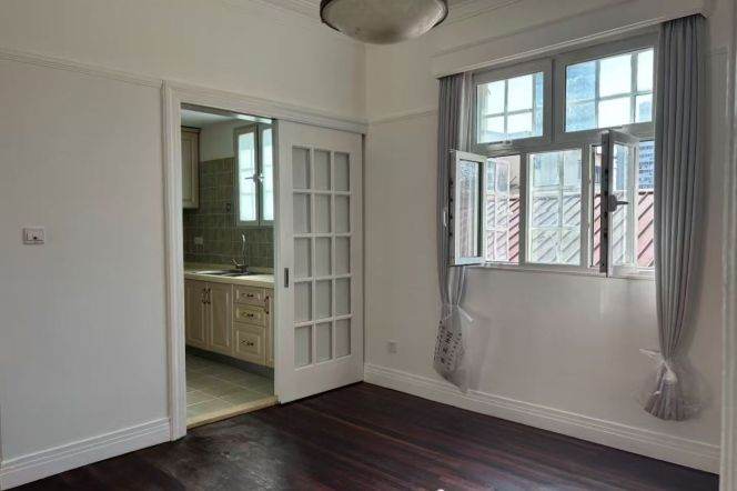 Historic buidling 2BR High ceiling Shanxi(s) Rd 16k