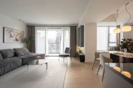 Well Renovated 2BR 2BA w/Expansive Livr&Balcony nr Nanpu Bridge Station