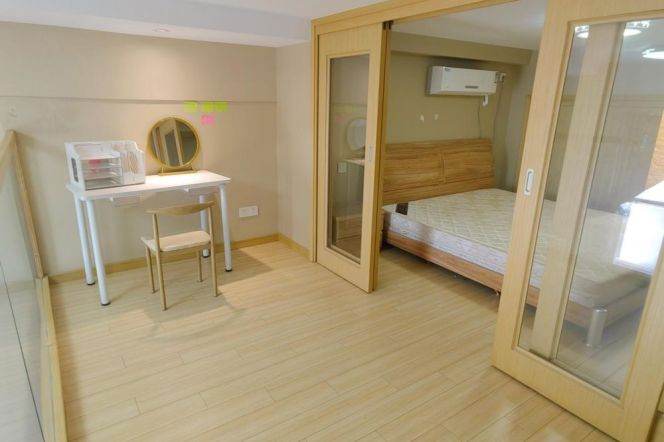 Unique & Spacious loft 1 br with good price ,3 mins walking to L6  easy to LuJiaZui Area