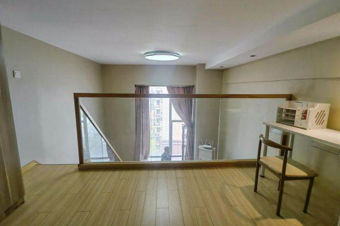 Unique & Spacious loft 1 br with good price ,3 mins walking to L6  easy to LuJiaZui Area