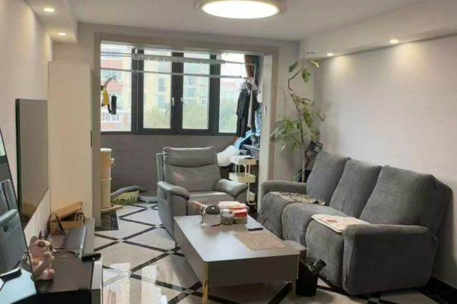 Quality 2br,CA,floor heating,very close to Laowaijie,Longxi Station,Line10