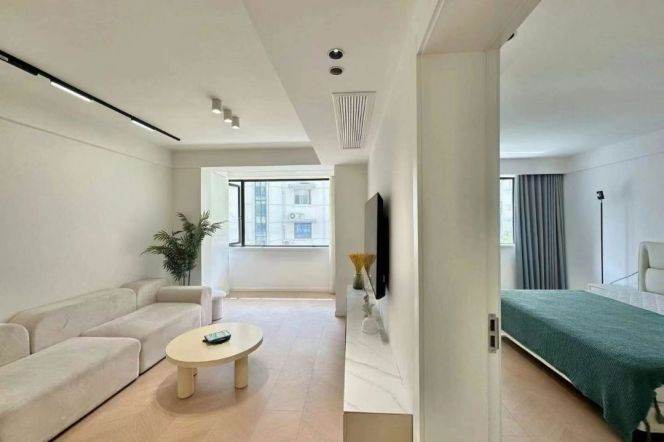 Modern 1br Apt Changping road MTR7