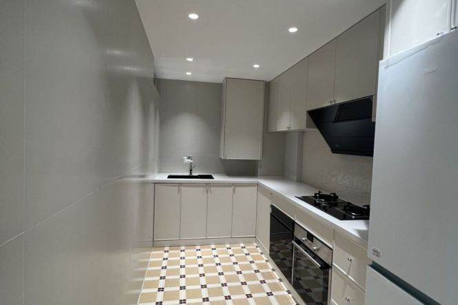 Modern 2brs with floor heating and balcony in central Zhong shan park