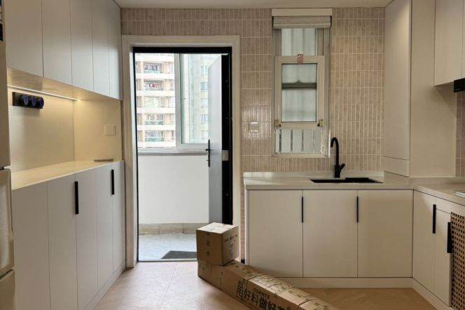 Modern&Spacious 2Br-2bathr + Balcony +Elevator | South Shanxi rd metro & Iapm