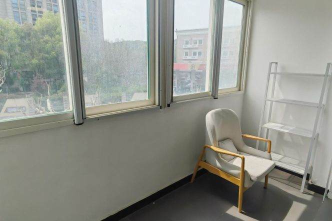 Bright & Good price 3 br in ZhongShan Park ,easy to L 2/3/4 