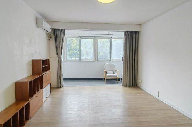 Bright & Good price 3 br in ZhongShan Park ,easy to L 2/3/4 