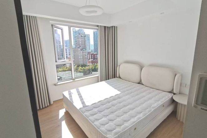 Nice building,modern 1 br 2 lr ,elevator,all bright room,line 2/11 Jiangsu Road metro station