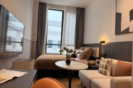 1Studio near line 8 and convenient to People Square