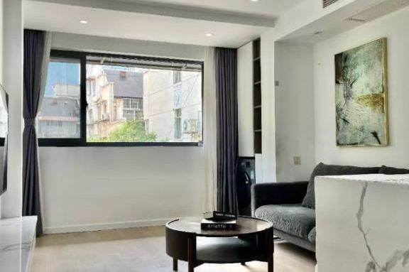 Lovely one bedroom Apt +central AC+Oven+dryer@Changping Rd