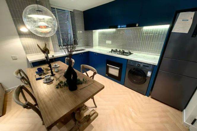 Jiangsu rd elevator 1BR apartment with balcony