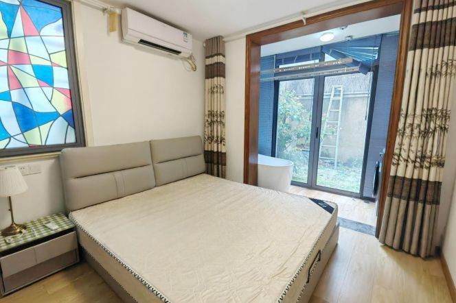 Cozy 1 br with private yard in Old XuHui . easy to L7/9 ZhaoJiaBang Rd St.+L1 HengShan Rd 
