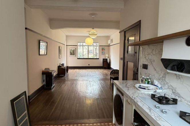 Spacious historic APT 2BR Balcony Jianguo Rd 26k