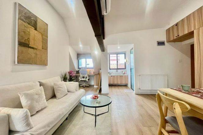 Jing'an Temple 1br with Balcony