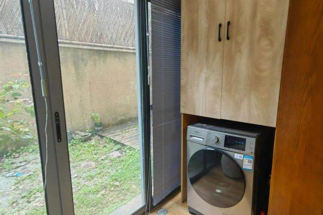 Cozy 1 br with private yard in Old XuHui . easy to L7/9 ZhaoJiaBang Rd St.+L1 HengShan Rd 