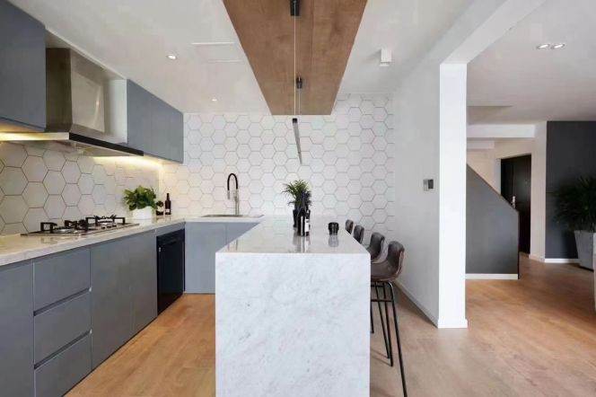 Modern douplex 4brs with floor heating and balcony  in Gubei Phase II 