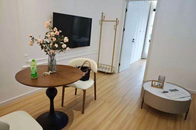 Spacious 1 br 1 lr with modern decor & elevator on Changshou rd 