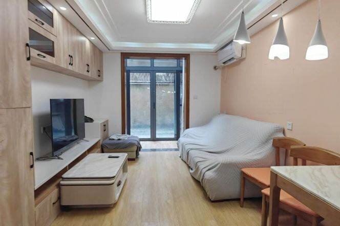 Cozy 1 br with private yard in Old XuHui . easy to L7/9 ZhaoJiaBang Rd St.+L1 HengShan Rd 