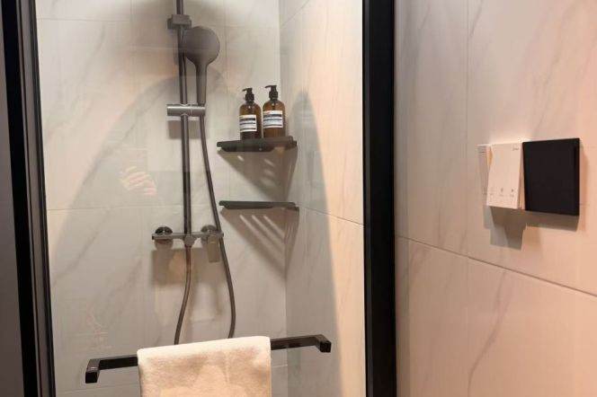 1Studio near line 8 and convenient to People Square