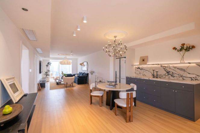 massive living room- 2brs 2baths 170sqm - marvellous view @ line 3/4west yan’an Road