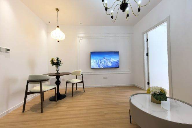 Spacious 1 br 1 lr with modern decor & elevator on Changshou rd 