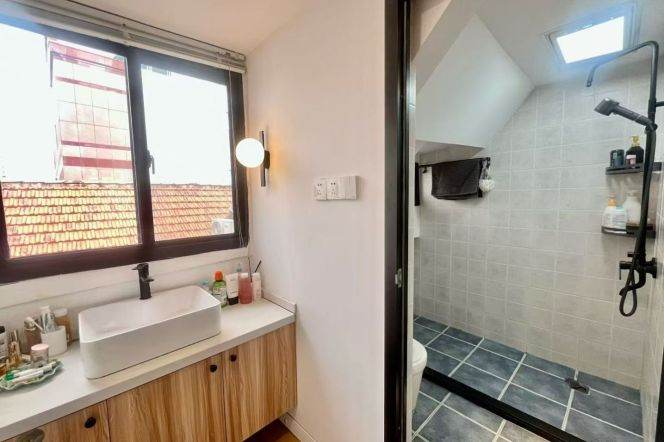 Jing'an Temple 1br with Balcony