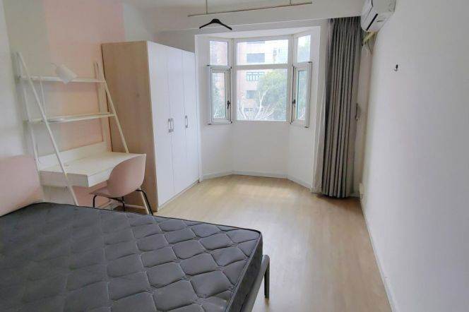 Bright & Good price 3 br in ZhongShan Park ,easy to L 2/3/4 