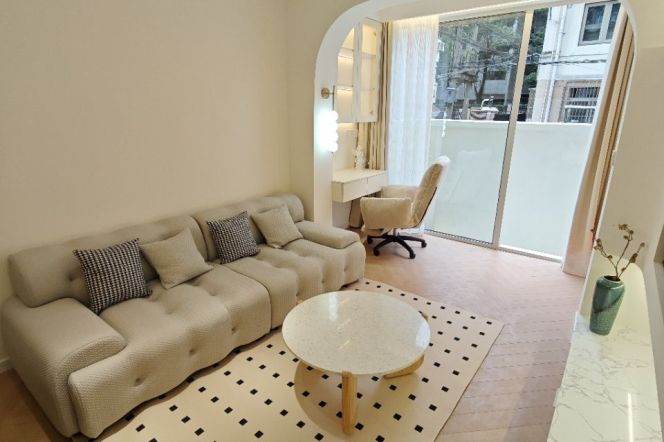 Patio one bedroom Apt +Heating+central AC+Oven@Wuding Rd