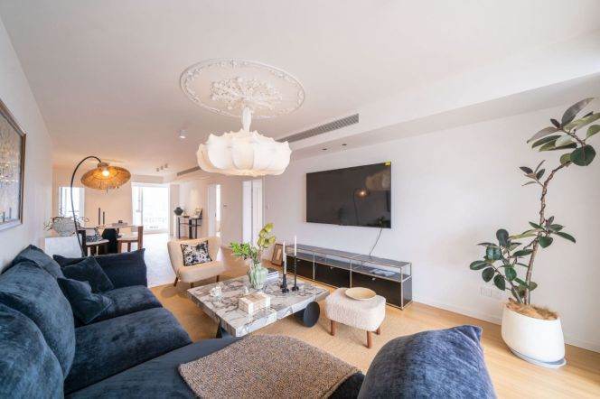 Luxury 2BR · Huge 70㎡ Living Room · High Floor View