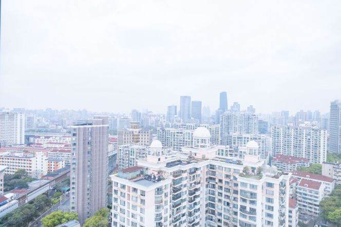 Luxury 2BR · Huge 70㎡ Living Room · High Floor View