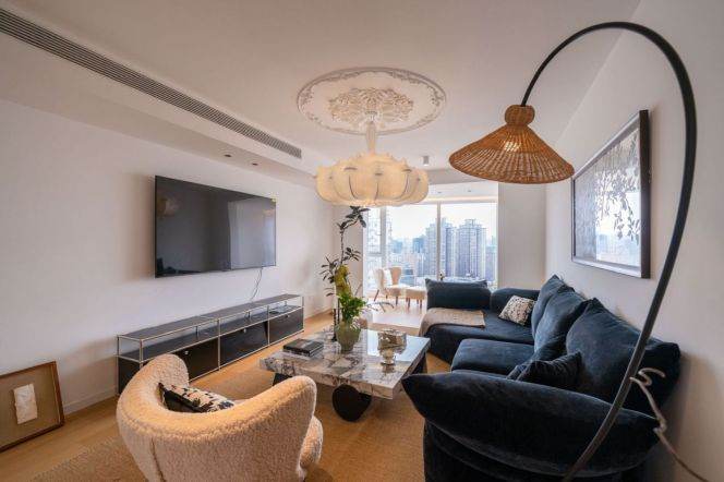 Luxury 2BR · Huge 70㎡ Living Room · High Floor View
