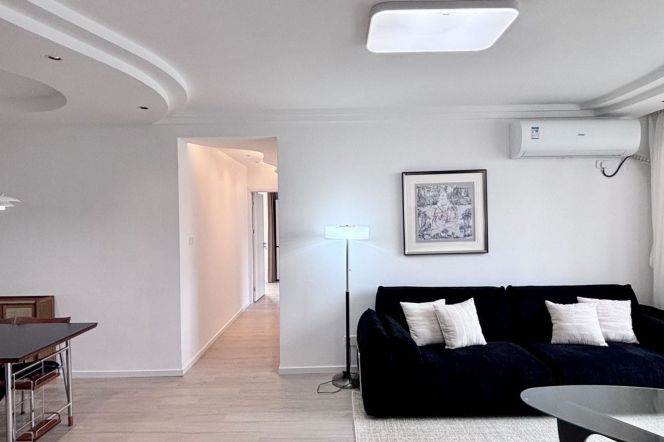 2Bdrs 1Bath Apt/Bright&Spacious&Modern /L7 Changping Rd/Big Balcony/elevator