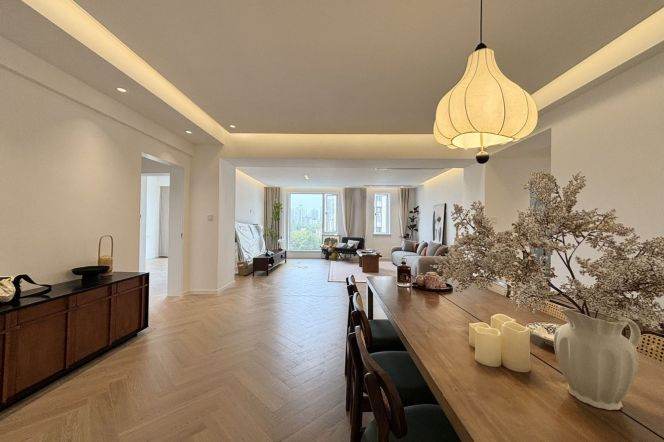 Brand new decoration 2brs with 2brs floor heating and balcony in  central Xujiahui area 