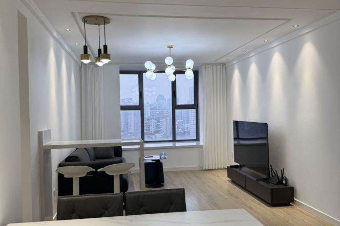 High-rise 2br Flat in west Nanjing Road