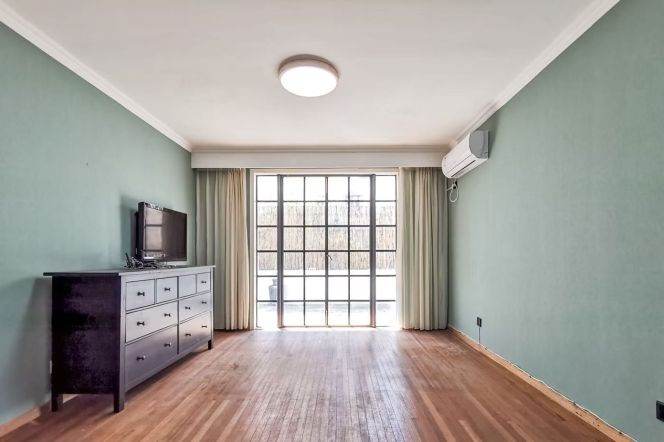 Tasteful 2+1BR Old Apt w/Patio on W.Jianguo Rd