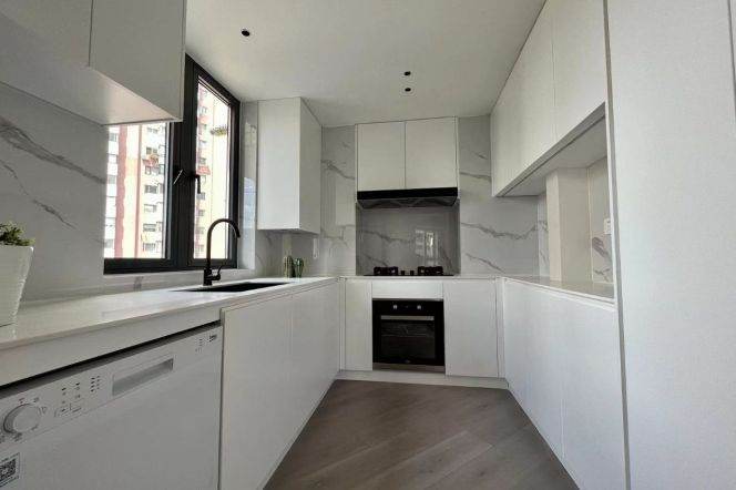 Modern 3brs with floor heating and balcony in Jing an temple CBD