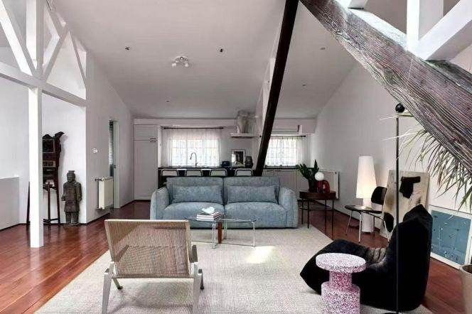 Unique 1+1BR 2BA Old House w/Expansive Livr/W.Jianguo Rd