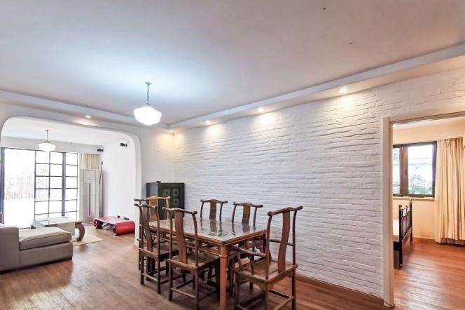 Tasteful 2+1BR Old Apt w/Patio on W.Jianguo Rd