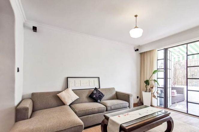Tasteful 2+1BR Old Apt w/Patio on W.Jianguo Rd