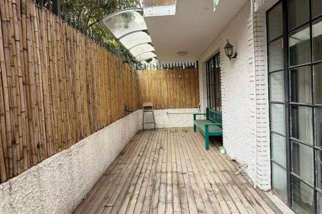 Tasteful 2+1BR Old Apt w/Patio on W.Jianguo Rd