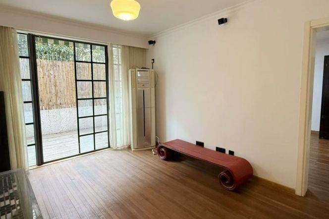 3 Brs, 2 Baths with Yard, 130 sqm @ Hengshan metro L1